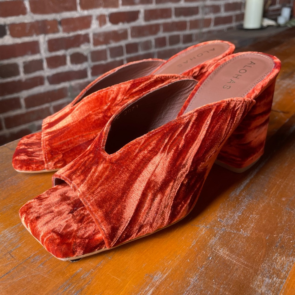 ALOHAS Frenchie Orange Velvet Mules